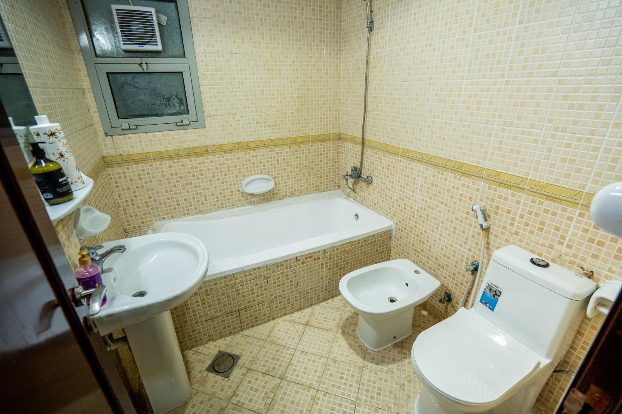 Проживання в сім'ї Baith Al Jannah L L C - Working Professional - Peaceful Daily And Weekly *